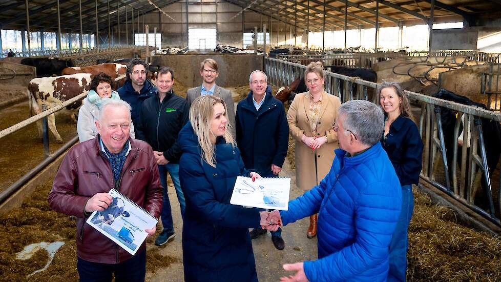 Minister Wiersma krijgt de gids voor transportwaardigheid van melkvee uitgereikt op een melkveebedrijf in Friesland.