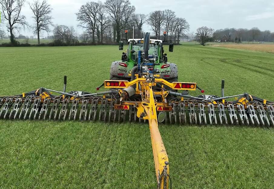 Loonbedrijf Westerveld uit Breedenbroek aan het sleepslangen