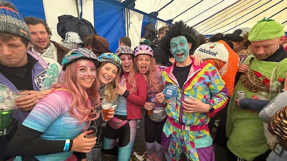 Rechts met blauw gezicht pluimveehouder en BIG Challenge deelnemer Rob van Haare