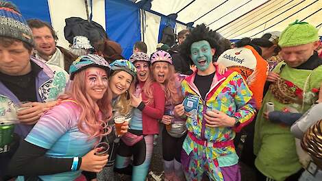 Rechts met blauw gezicht pluimveehouder en BIG Challenge deelnemer Rob van Haare