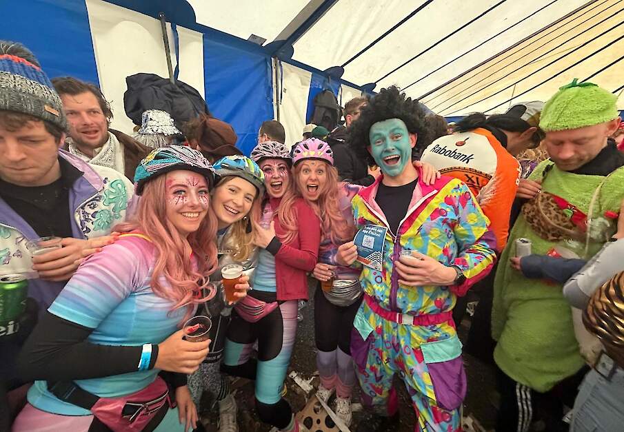 Rechts met blauw gezicht pluimveehouder en BIG Challenge deelnemer Rob van Haare