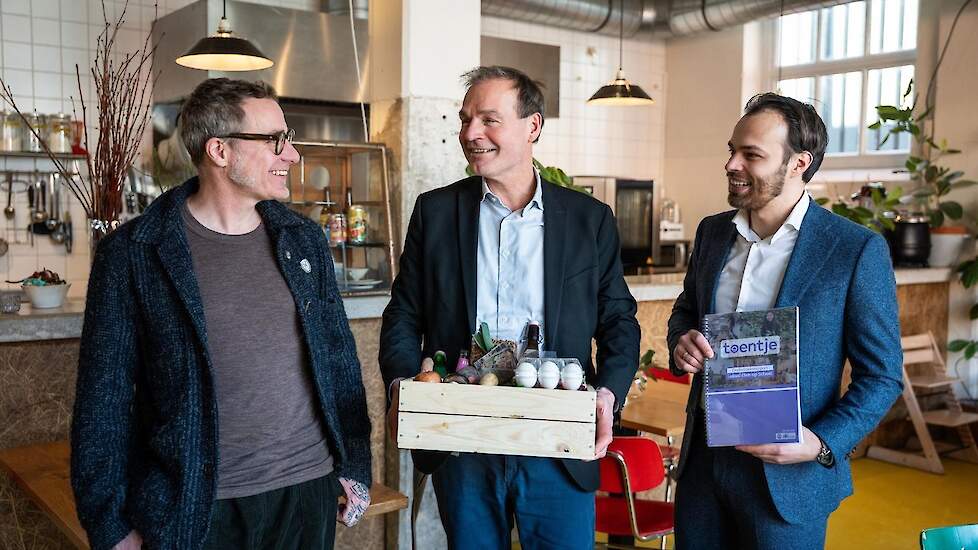 Vlnr: Jos Meijers (directeur Toentje), Leo Wenneger (gedeputeerde Groningen) en Jonathan Poot (onderzoeker en opsteller rapport).