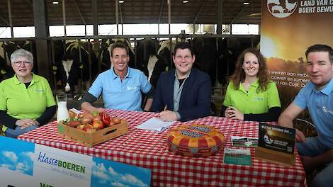 v.l.n.r. Sonja Vermeulen woordvoerder Klasseboeren Land van Cuijk, Hugo Bens, voorzitter Land van Cuijk Boert Bewust, wethouder Mark Janssen - van Gaal, Resi Nagel-Bens, co&ouml;rdinator Klasseboeren Land van Cuijk en Rob Wientjes, melkveehouder, Klasseboer en