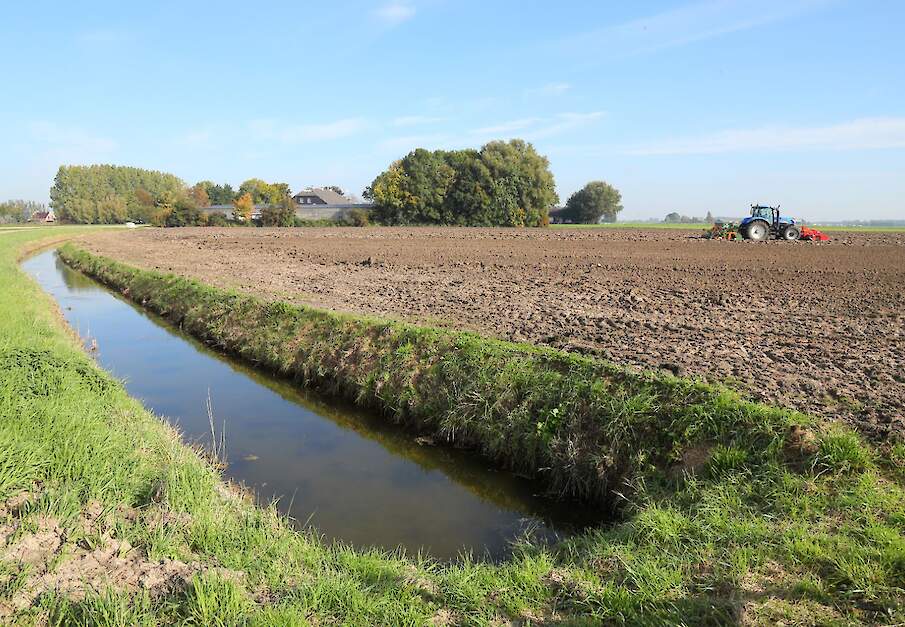 Een trekker rijdt over bouwland. Twee akkerbouwers willen van de NV-gebieden af.