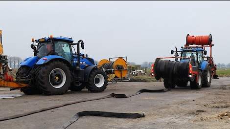 Loonbedrijf Otten v.o.f. uit Linde aan het grasland bemesten