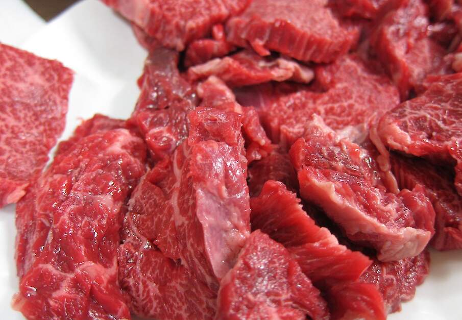 Stukken rundvlees op een bord