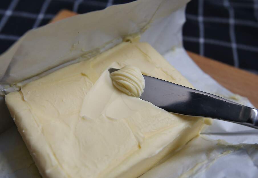 Een mes en een pakje verse boter