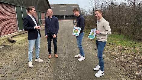 Gezino Engberts geeft de minister uitleg over groengasproductie.