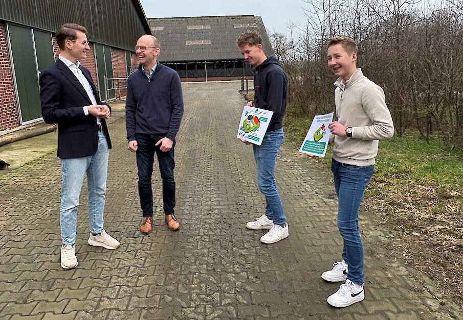 Gezino Engberts geeft de minister uitleg over groengasproductie.