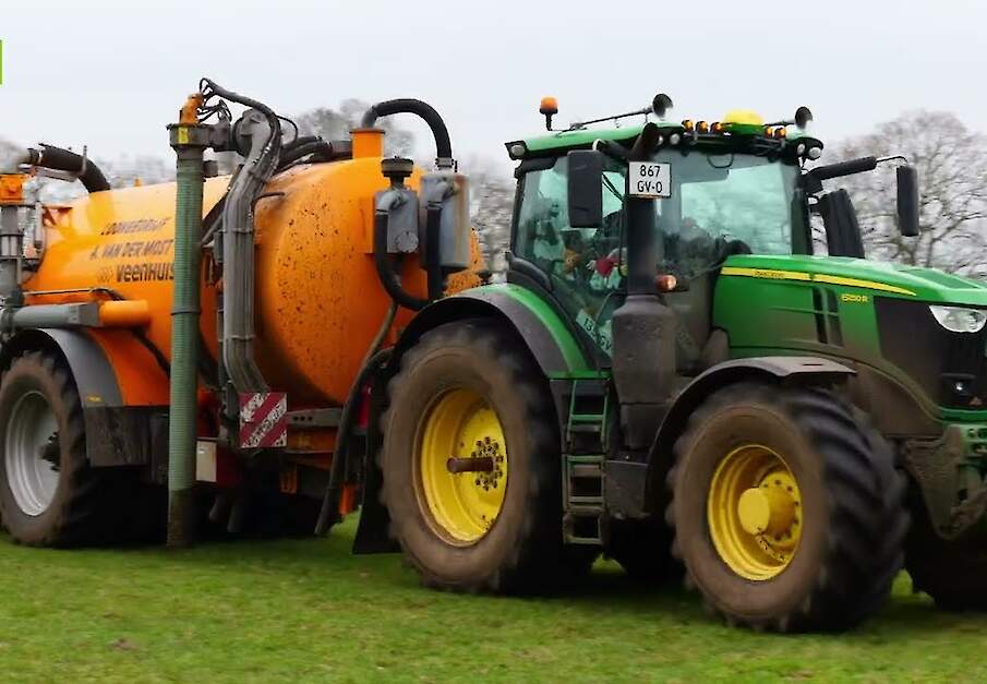 Graslandbemesten door Loonbedijf A.van der Most met John Deere 6250R met Veenhuis tank