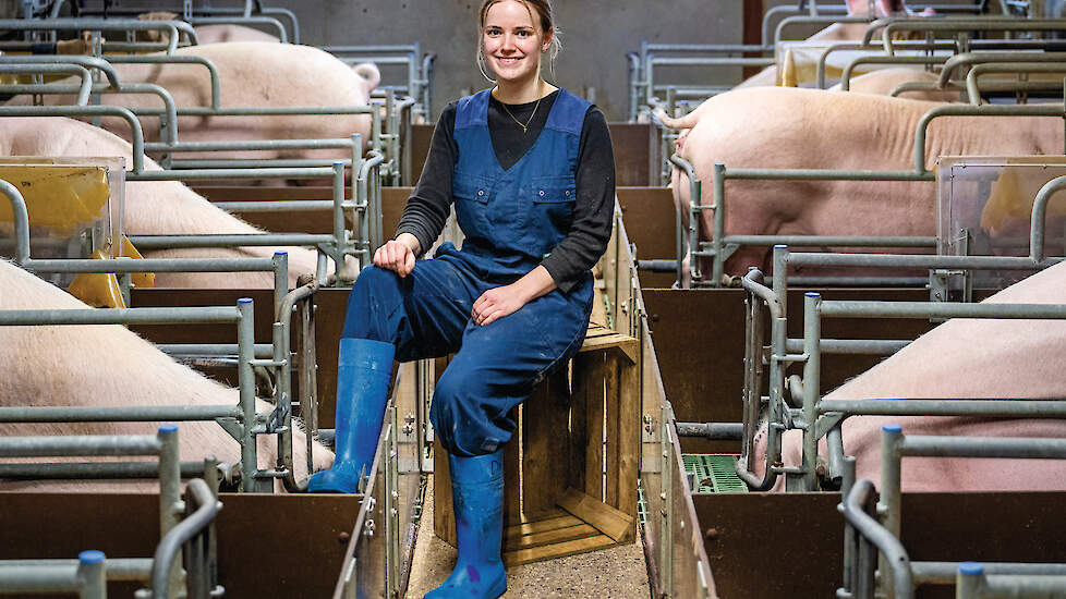 Daphne Vliegen in de varkensstal