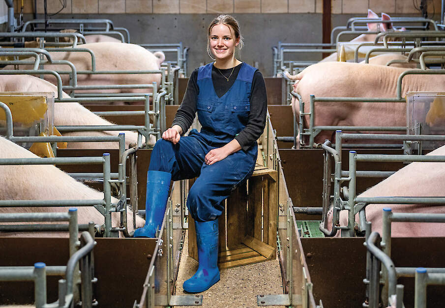 Daphne Vliegen in de varkensstal