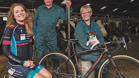 Boerendochter Sanne van Paassen met haar ouders op het familiebedrijf in Vlierden.
