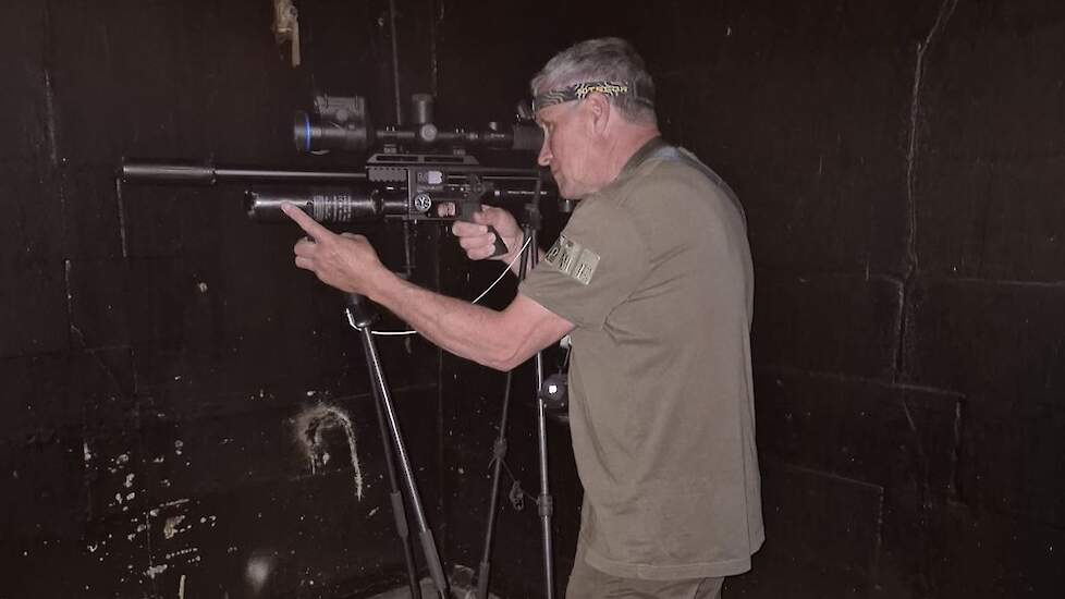 &bdquo;Bestrijding met een luchtdrukwapen is de enige oplossing om het aantal zwarte ratten op een leghennenbedrijf in korte tijd te reguleren&rdquo;, stelt rattenbestrijder Peter Peeters uit Maasbree (LB).