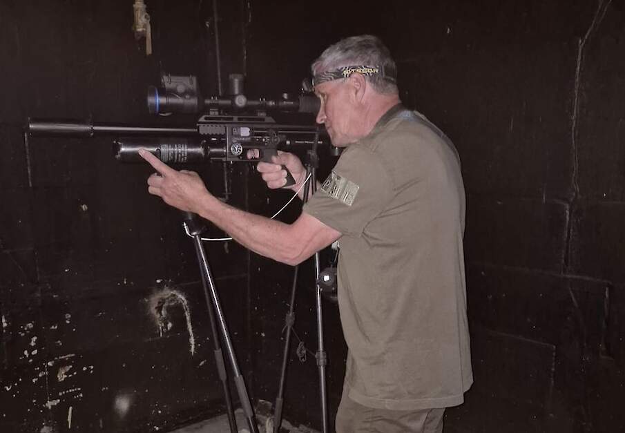 &bdquo;Bestrijding met een luchtdrukwapen is de enige oplossing om het aantal zwarte ratten op een leghennenbedrijf in korte tijd te reguleren&rdquo;, stelt rattenbestrijder Peter Peeters uit Maasbree (LB).