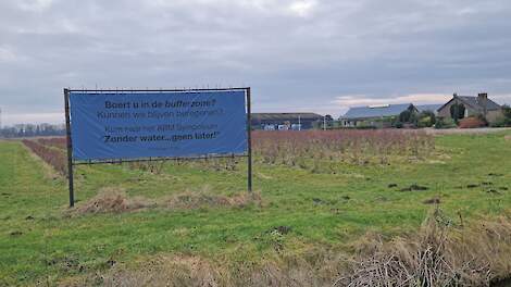 Verschillende spandoeken langs de Middenpeelweg (N277) kondigden de bijeenkomst aan.