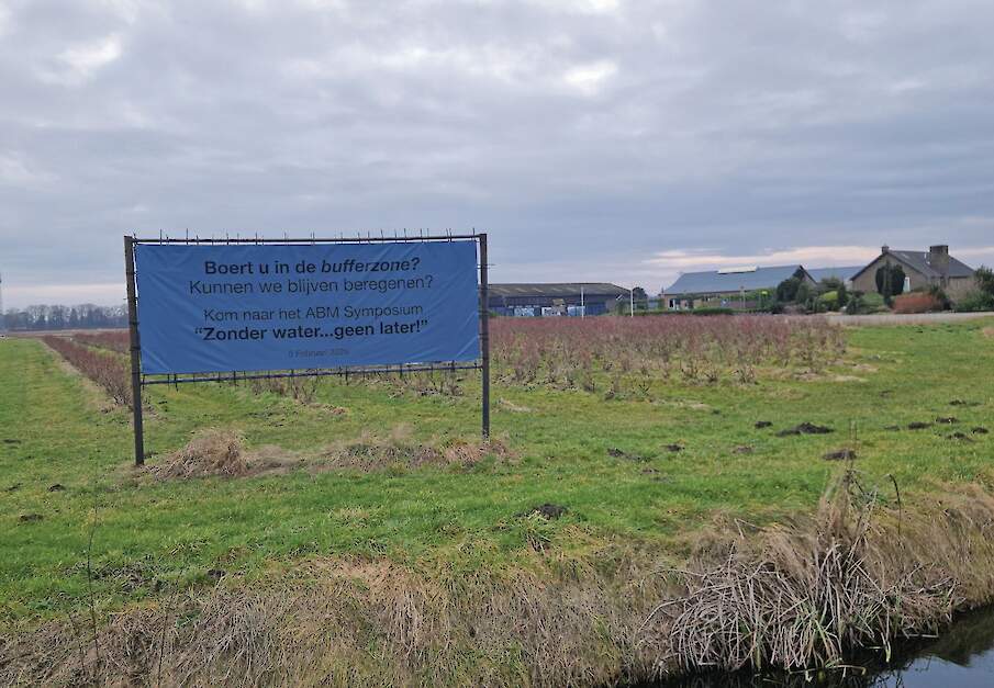 Verschillende spandoeken langs de Middenpeelweg (N277) kondigden de bijeenkomst aan.