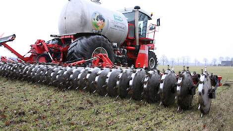 Een spaakwielbemester op grasland dient fosfaatkunstmest toe