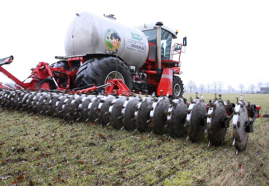 Een spaakwielbemester op grasland dient fosfaatkunstmest toe