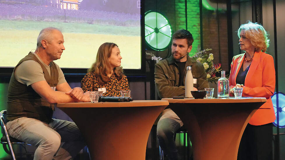 Dagvoorzitter Inge Diepman voerde aan het slot van de Nationale Bodemtop 2026 een gesprek met akkerbouwer Arjen van Buuren, melkveehouder Job de Pater en programmaleider bodem Ilse van Dijl van het ministerie van LVVN.