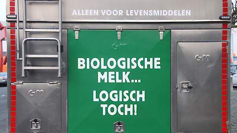 Een RMO voor biologische melk haalt melk op bij een melkveehouder