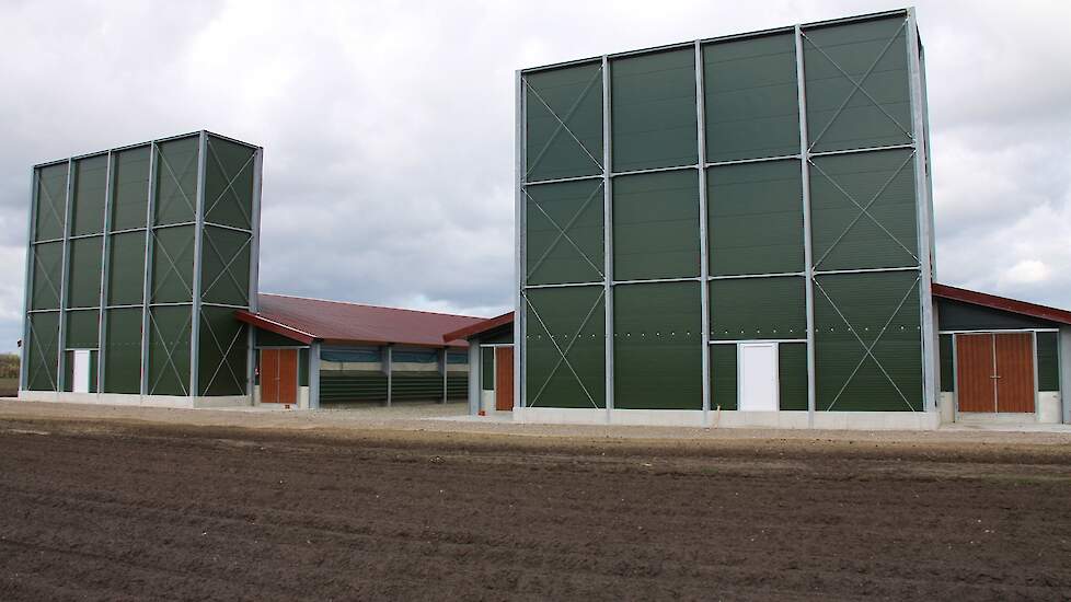 Boeren in het Emsland hebben de afgelopen jaren veel ge&iuml;nvesteerd in nieuwe vleeskuikenstallen.
