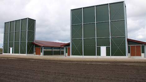 Boeren in het Emsland hebben de afgelopen jaren veel ge&iuml;nvesteerd in nieuwe vleeskuikenstallen.