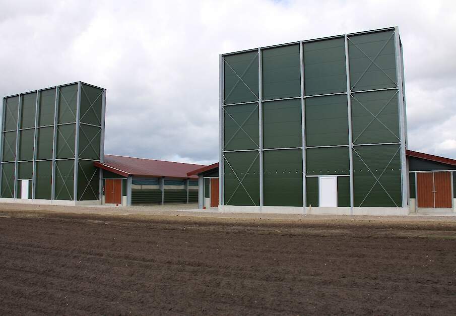 Boeren in het Emsland hebben de afgelopen jaren veel ge&iuml;nvesteerd in nieuwe vleeskuikenstallen.