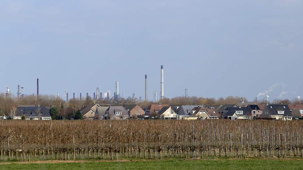 Uitbreiding van de haven bedreigt het dorp en de landbouwgrond
