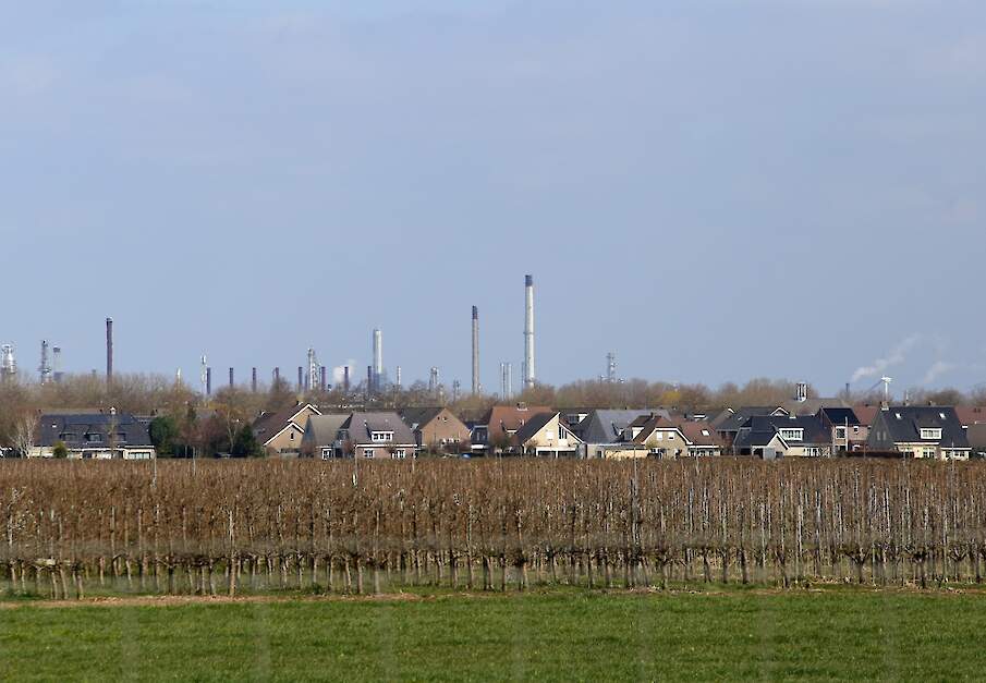 Uitbreiding van de haven bedreigt het dorp en de landbouwgrond
