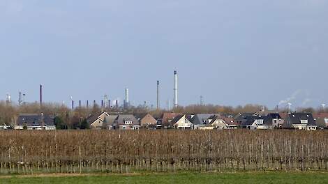 Beeld van Moerdijk onder de rook van de industrie.