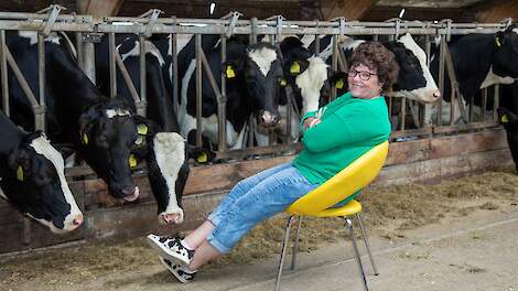 Ingrid de Sain op melkveebedrijf