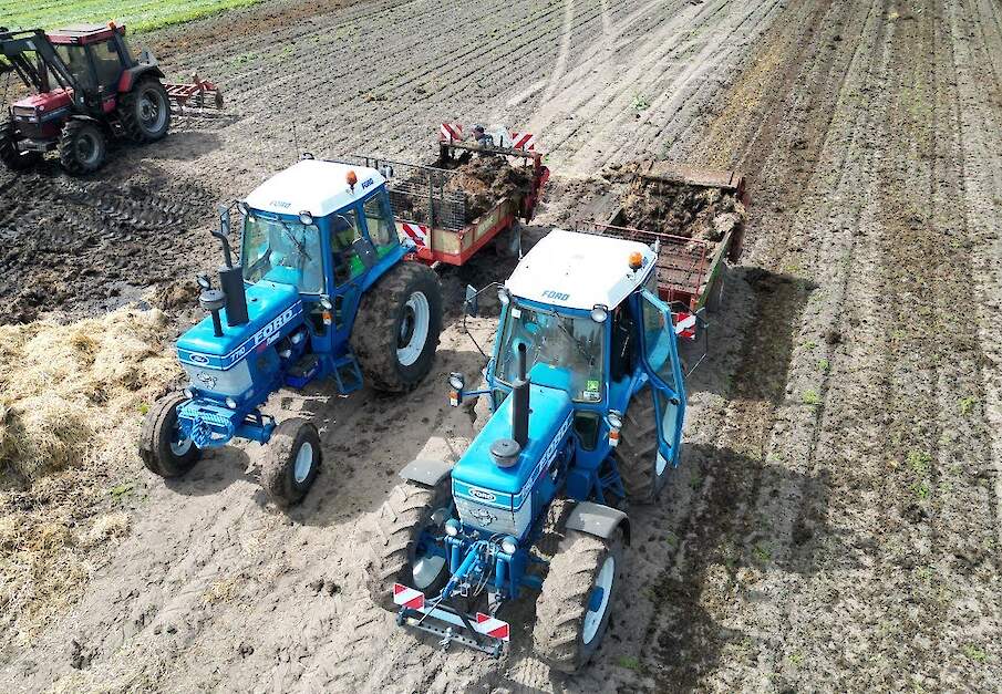 Ford 7710 A Gen I en Ford 7710 Gen I  aan het stal mest strooien