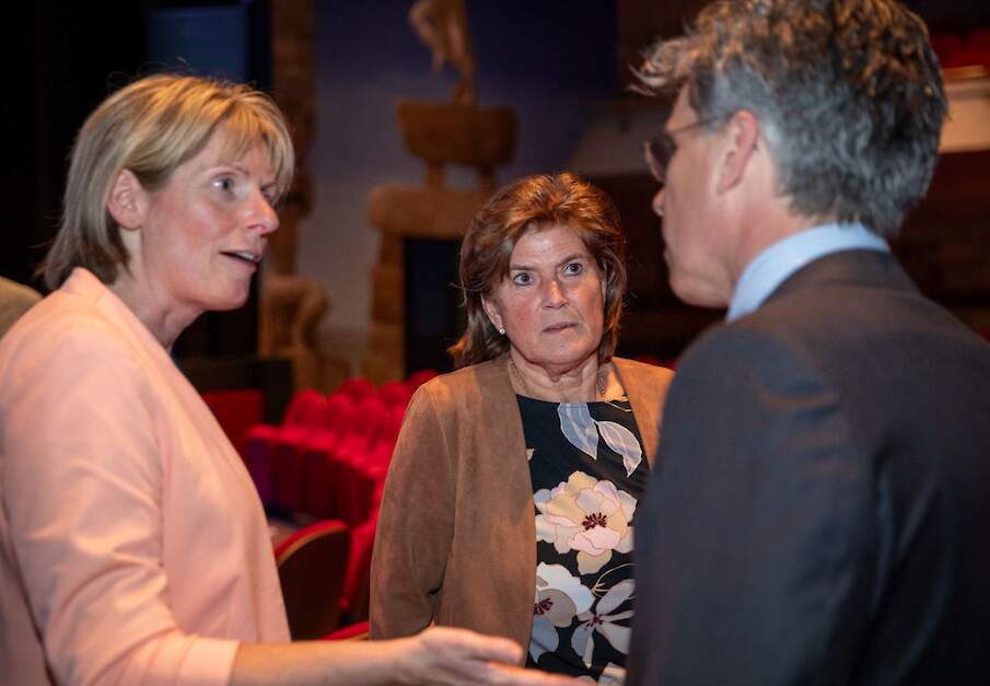 Gedeputeerde Ans Mol (midden) op archiefbeeld.