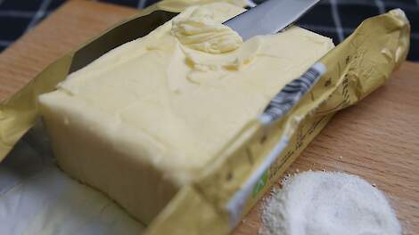 Verse boter en melkpoeder op een keukentafel