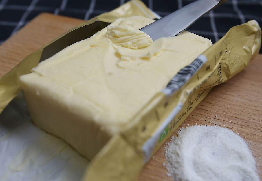 Verse boter en melkpoeder op een keukentafel