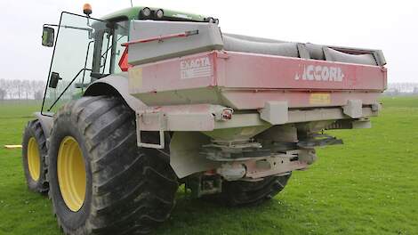 Strooier van stikstofkunstmest in landbouwsector