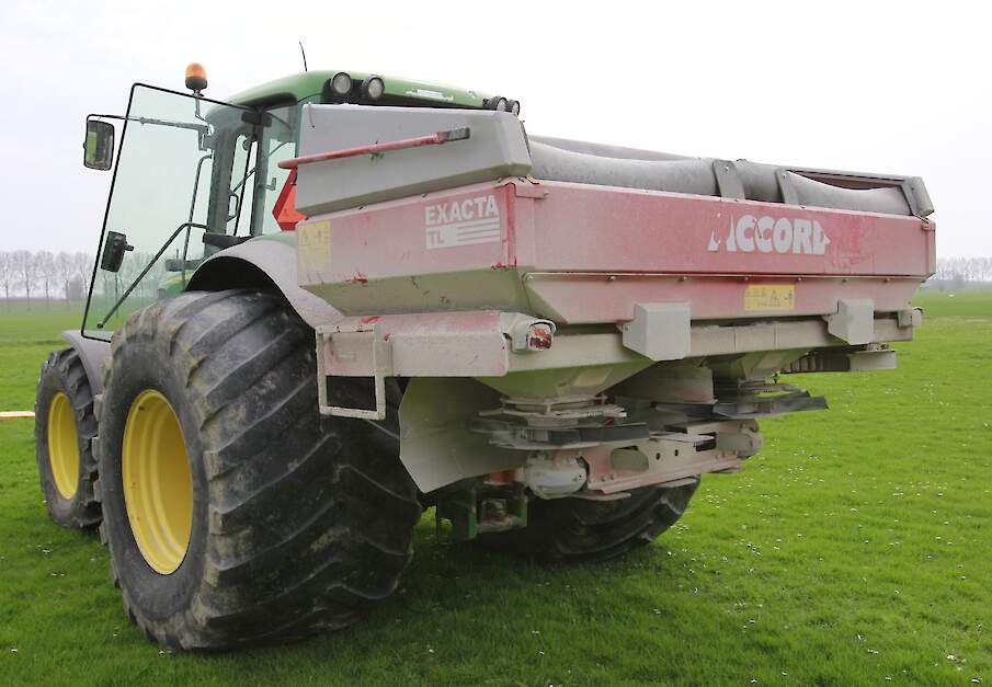 Strooier van stikstofkunstmest in landbouwsector