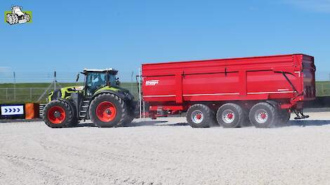 Nieuwste Claas-trekkers op het circuit van Le Mans testen