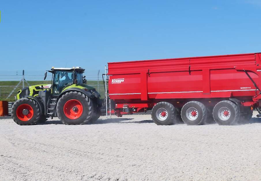 Nieuwste Claas-trekkers op het circuit van Le Mans testen