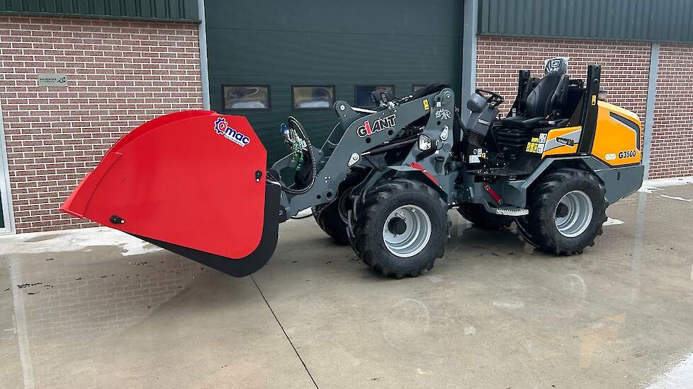 Deze Giant G3500-shovel is in de nacht van zaterdag op zondag gestolen op het pluimveebedrijf van de familie Van Haare in Wanroij.