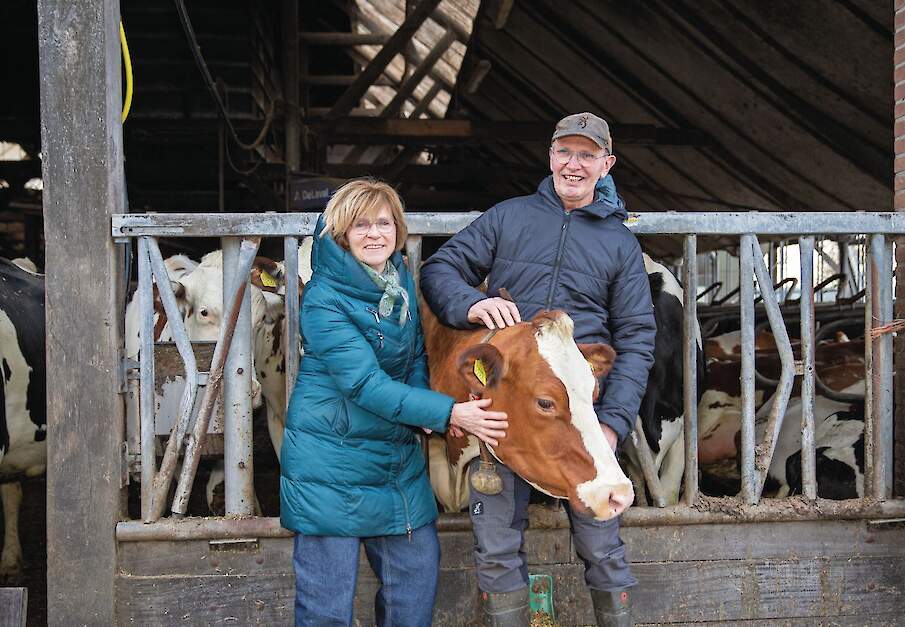 Ida en Peter Besten bij hun koeien in de stal
