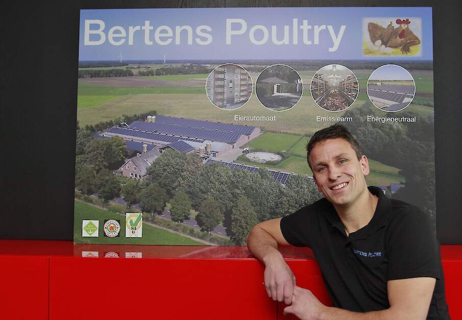 Leghennenhouder Jeroen Bertens dringt de ammoniakemissie van zijn bedrijf sterk terug dankzij een composteertrommel, een biologische afvangmethode en de nieuwe filterunit op basis van een kringloopzuur.