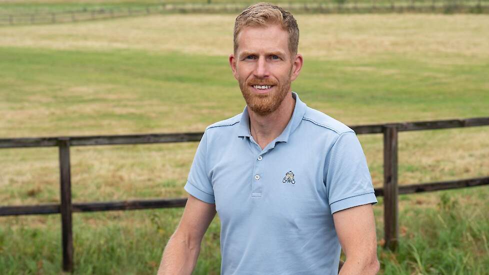 Meneer voor een weiland