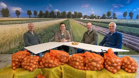 De setting in de eerste aflevering van de Topgewas Podcast over uien. Vlnr Pleun van Woerden (uienteler in Leimuiden), Martin de Vries (host, chef akkerbouw Agrio), Walther Kempenaar (uienteler in Zeewolde) en Nico Koeckhoven (teler in de Haarlemmermeerpo