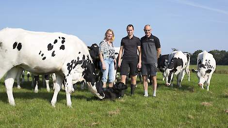 Netwerkdeelnemer Wydo van den Heuvel samen met zijn zoon en vrouw in het Drentse Witteveen - NPB