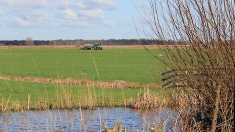 Een melkveehouder rijdt mest uit in de omgeving van Bodegraven