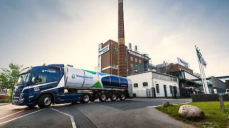 Een RMO van Vreugdenhil levert melk af bij de fabriek