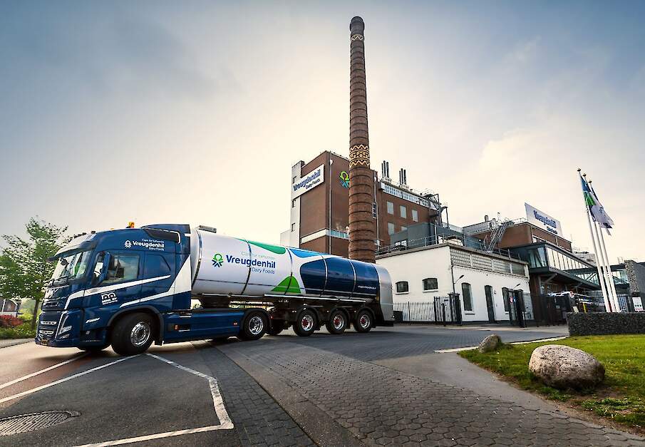 Een RMO van Vreugdenhil levert melk af bij de fabriek