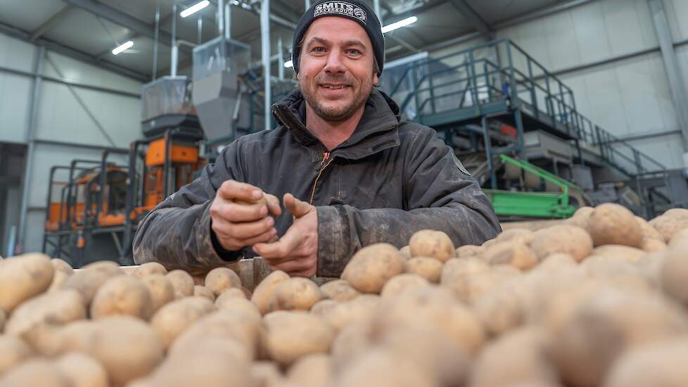 Jac Smits met een aardappel in zijn hand
